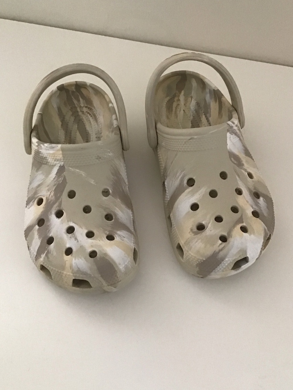 Crocs Classic Marbled Clogs in the Bone/Multi colorway M 5 | W 7 unisex